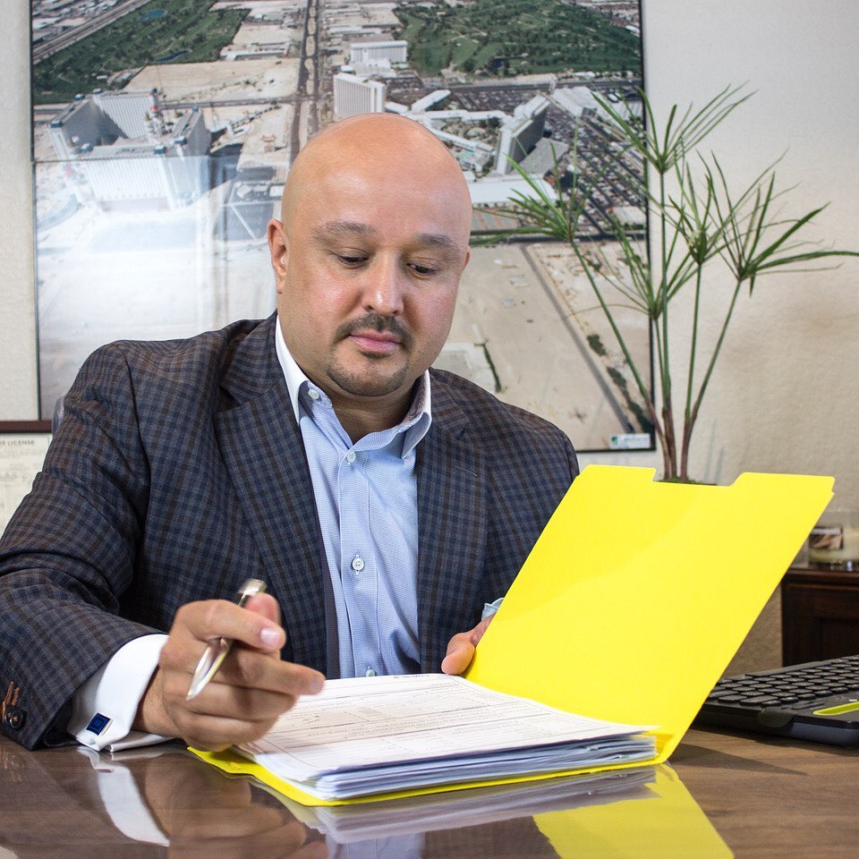 Jesse revisando los documentos financieros de una familia en su escritorio