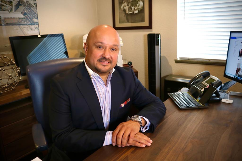 Jesse Fonseca en su escritorio en la oficina de Park Place Realty en Jones Boulevard