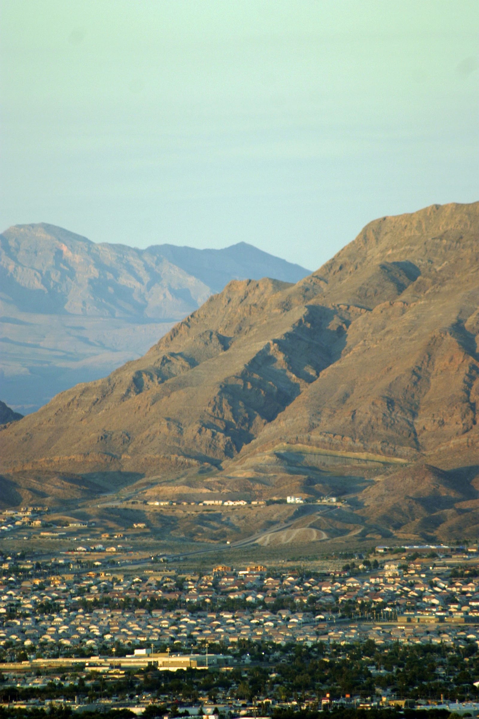 Las cumbres de Mt Charleston en la hora dorada sobre el valle oeste de Las Vegas