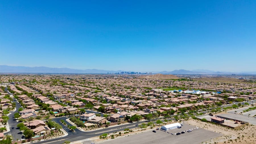 Vista aérea de las casas nuevas de Enterprise con el valle de Las Vegas detrás