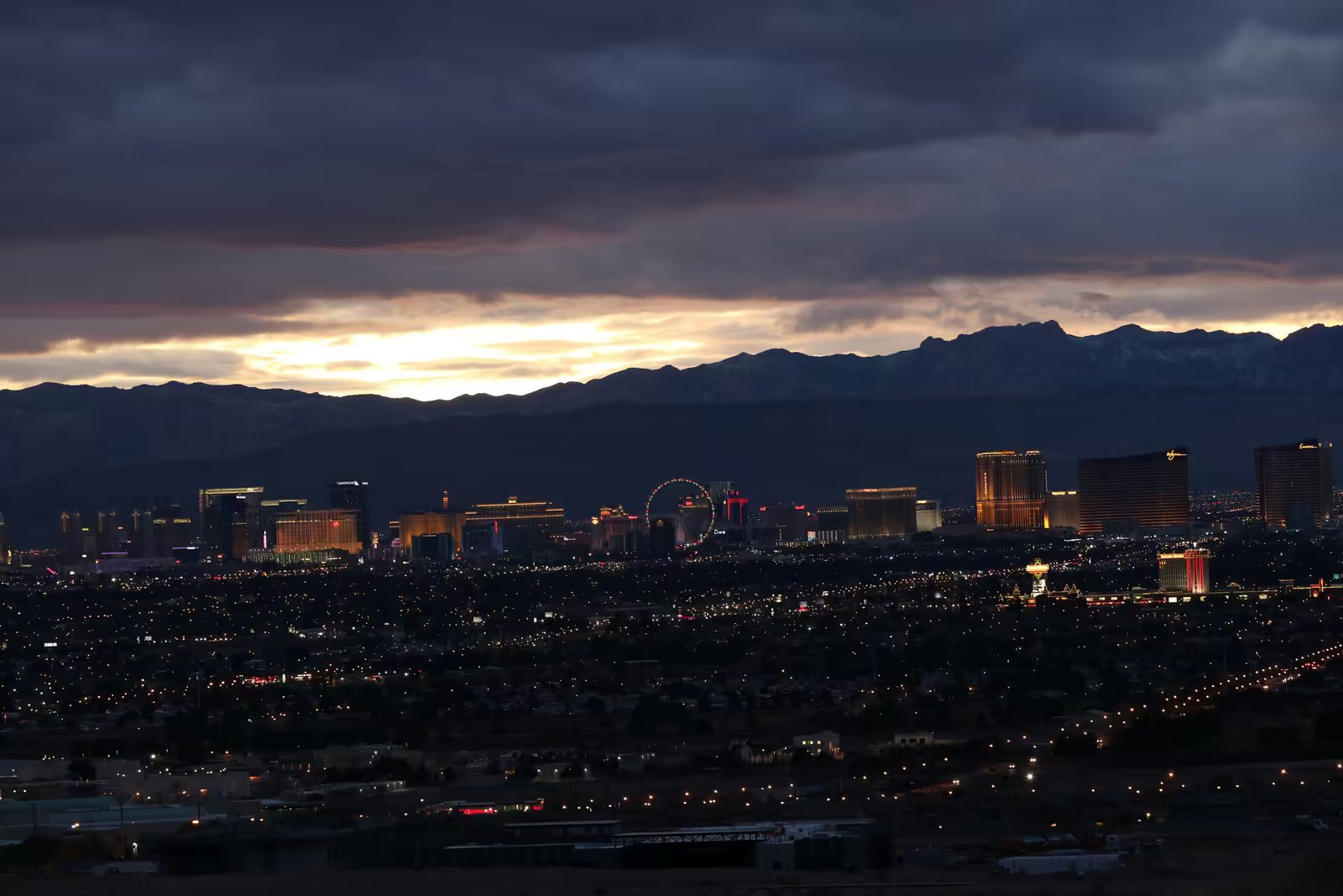 El Strip de Las Vegas al anochecer con las Spring Mountains nevadas detrás