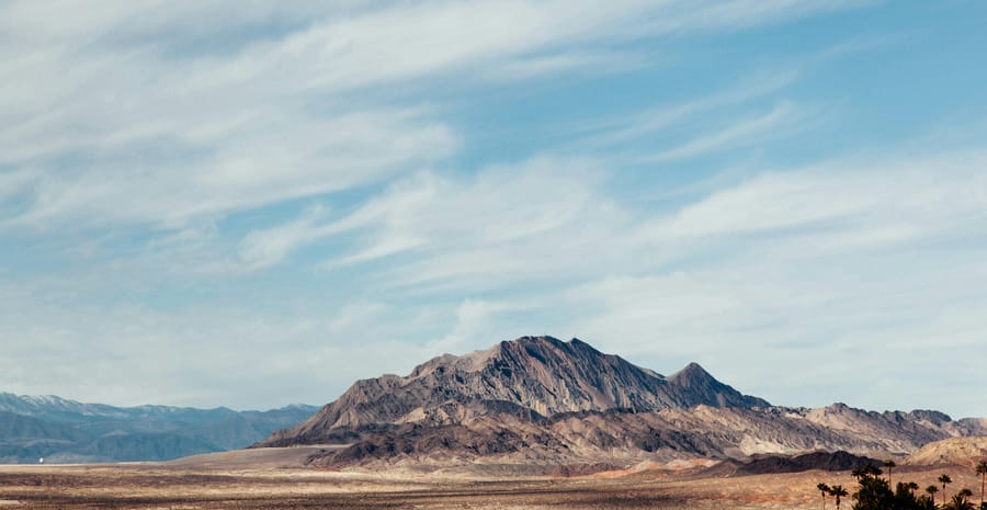 El lago de Sunset Park al sureste de Las Vegas con palmeras y casas al otro lado del agua