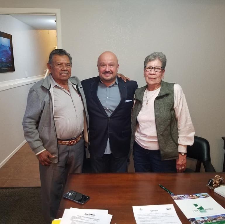 Familia con sus llaves de Park Place Realty, 2020